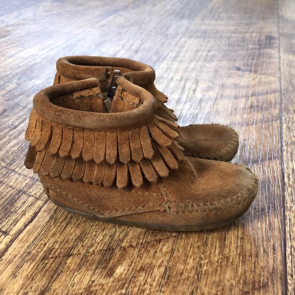 Minnetonka fringe moccasin booties - size 4 - Picture 2 of 6